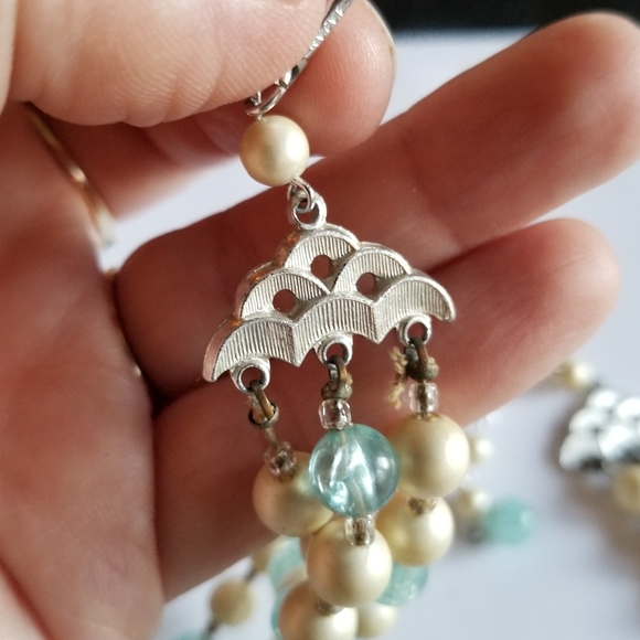 Relisted -Vintage three strand necklace Blue and off white plastic beads - Picture 16 of 16